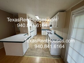 1024 Yucca St in Burkburnett, TX - Building Photo - Building Photo