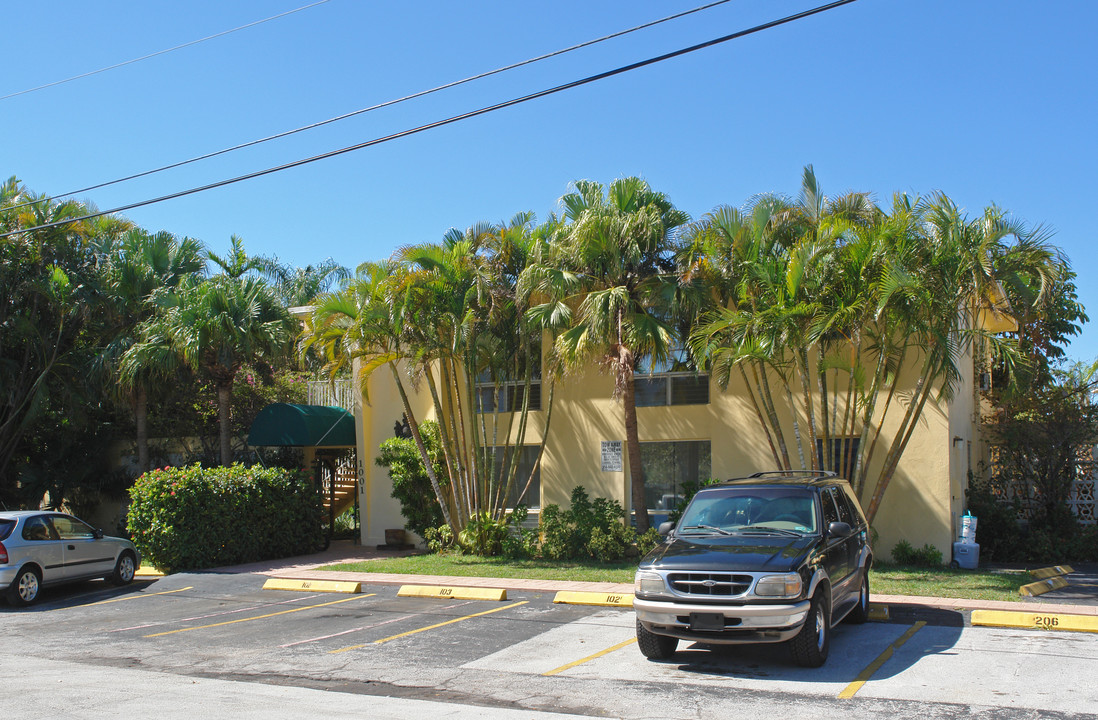 1001 NE 10th St in Pompano Beach, FL - Foto de edificio