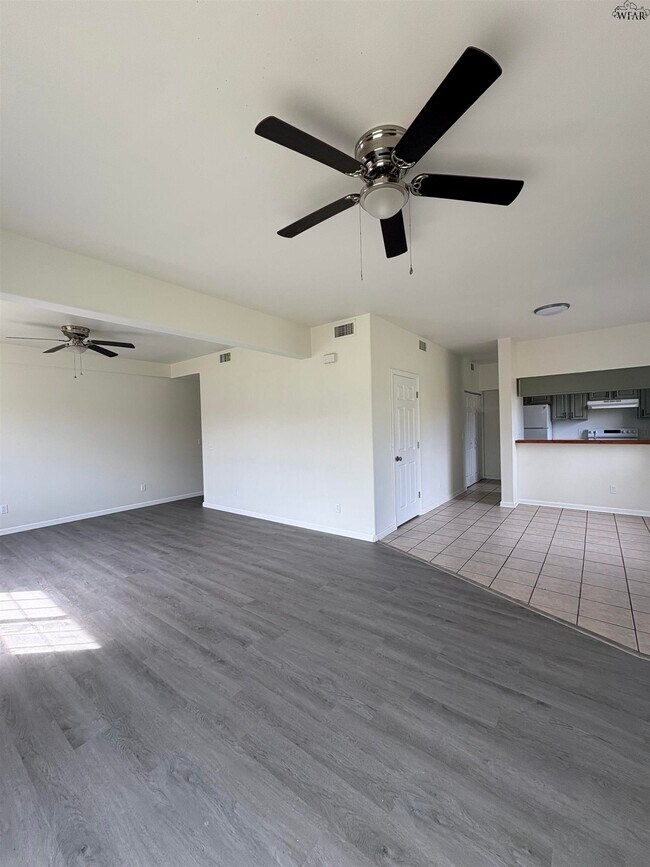 223 W Bryan Ave in Electra, TX - Foto de edificio - Building Photo