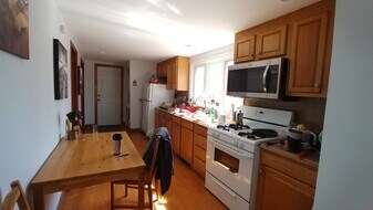 108 Cross St, Unit 1FRT in Somerville, MA - Building Photo