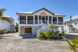 240 Seabreeze Ct in Boca Grande, FL - Foto de edificio - Building Photo