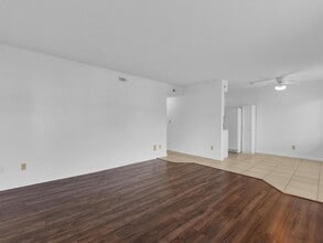 4617 Bayshore Dr in Naples, FL - Building Photo - Building Photo