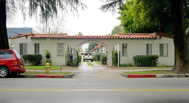 2142 N Arrowhead Ave in San Bernardino, CA - Foto de edificio - Building Photo