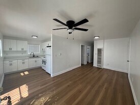 121 W Century Blvd in Los Angeles, CA - Building Photo