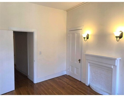 32 W Cedar St, Unit 2 in Boston, MA - Building Photo