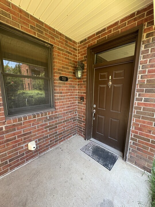 713 S Madison Pl in Tulsa, OK - Building Photo