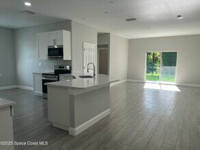 571 San Filippo Dr SE in Palm Bay, FL - Building Photo - Building Photo
