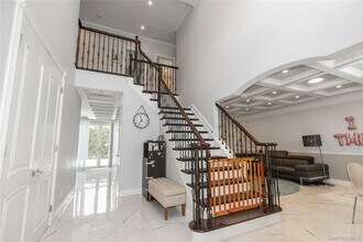 66 Essex Rd in Great Neck, NY - Building Photo - Building Photo