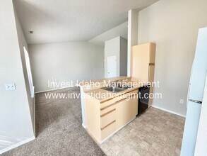 214 N Avenger Ln in Boise, ID - Building Photo - Building Photo