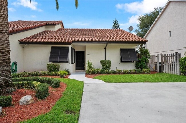 property at 1419 Riverside Cir