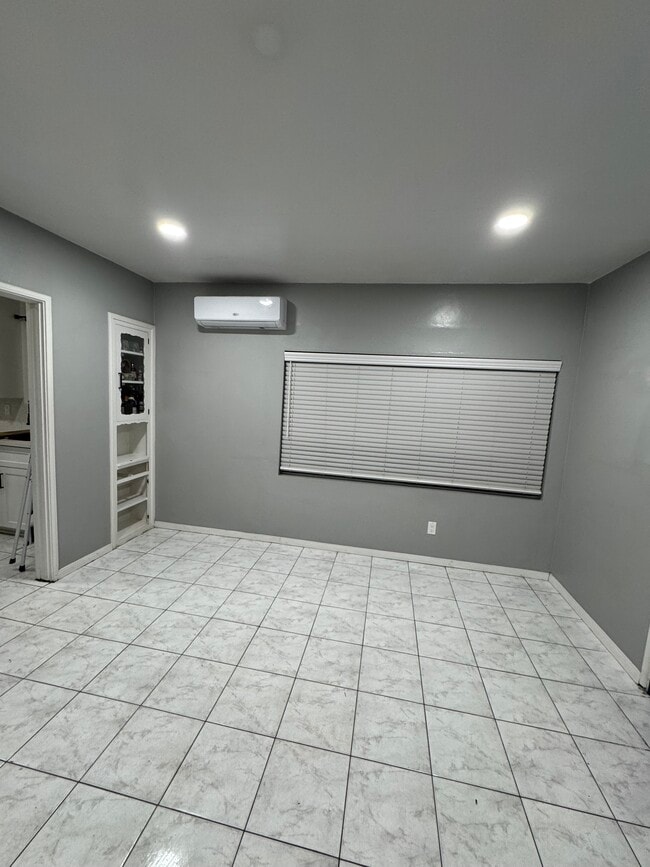 6831 Hollenbeck St in Huntington Park, CA - Building Photo - Building Photo