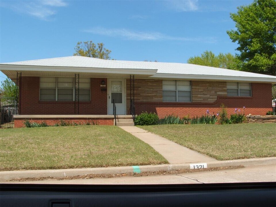1321 Lindale Ave in Norman, OK - Building Photo