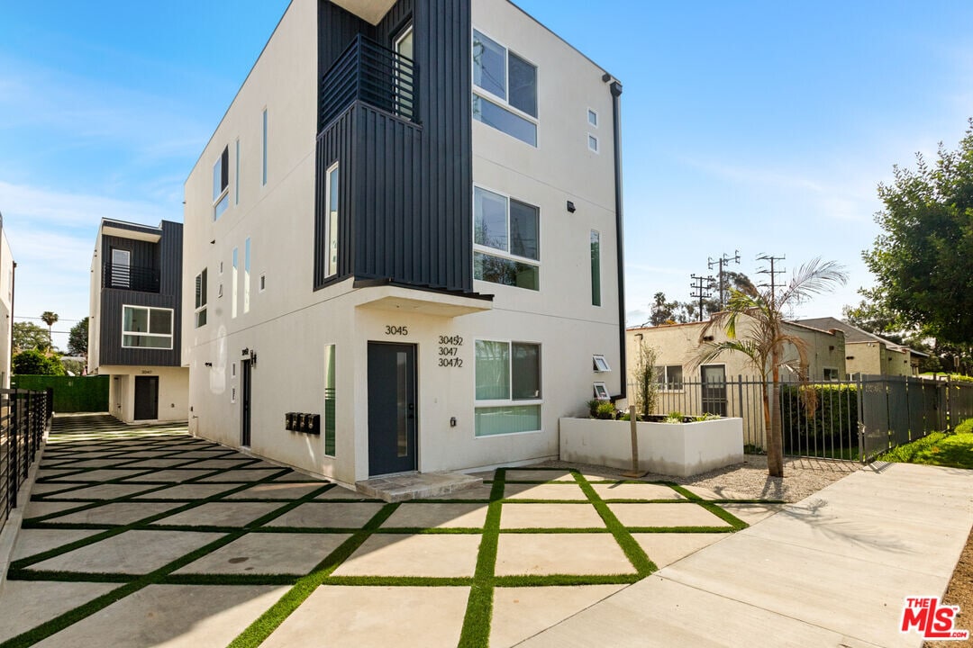 2700 Fletcher Dr in Los Angeles, CA - Building Photo