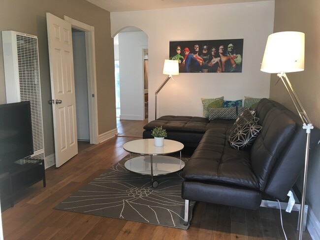 6726 Leland Way in Los Angeles, CA - Foto de edificio - Building Photo