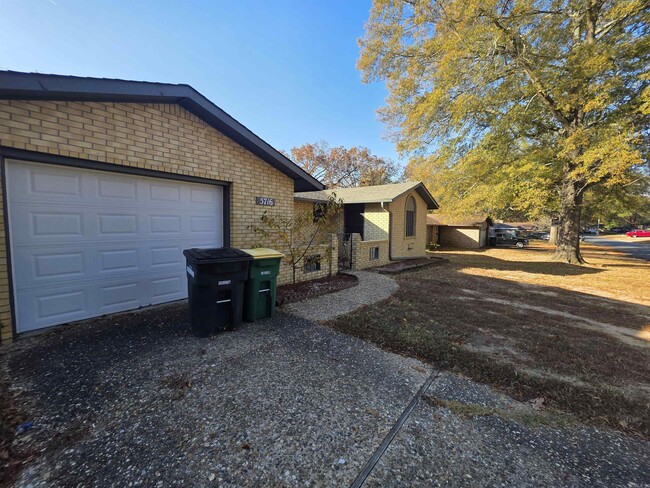 property at 5716 Woodridge Ln
