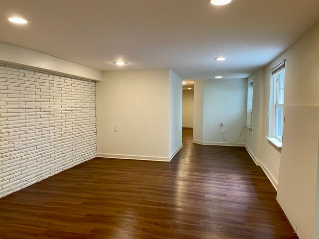 912 Wilson Dr, Unit 910 Wilson Dr