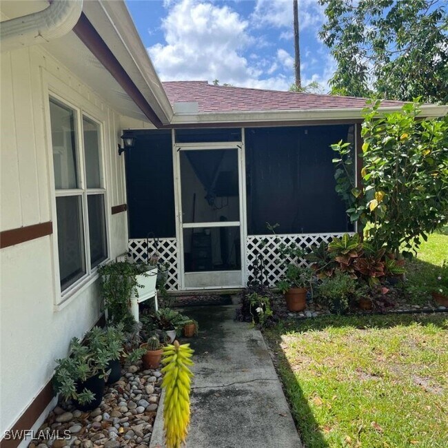 828 96th Ave N in Naples, FL - Foto de edificio - Building Photo