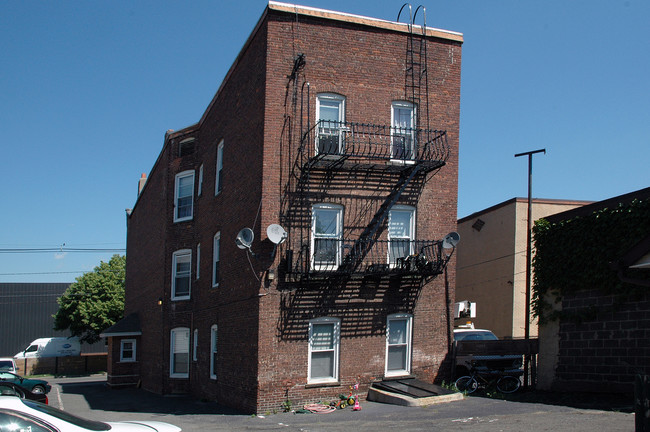 100 Lanza Ave in Garfield, NJ - Foto de edificio - Building Photo