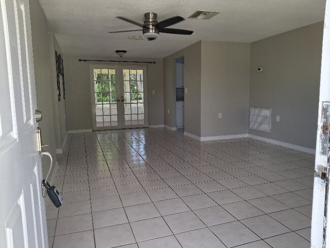 1663 Plum Tree Rd in Holiday, FL - Foto de edificio - Building Photo