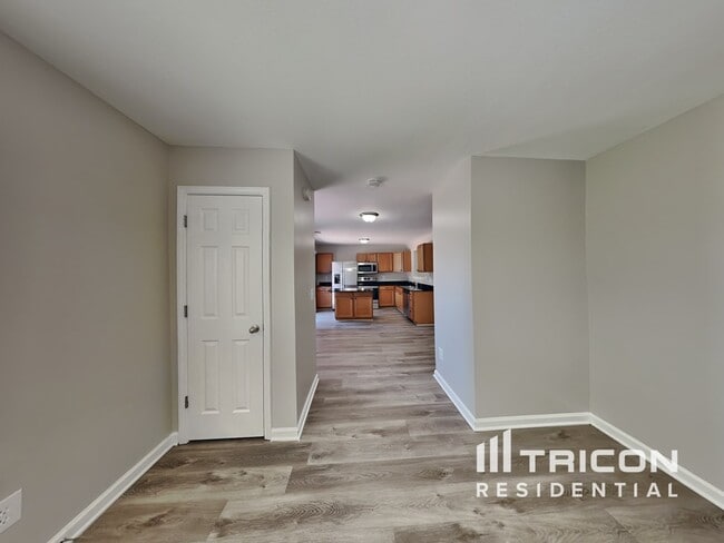 239 Eagle Pointe Dr in Chapin, SC - Foto de edificio - Building Photo
