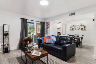 2360 SW Archer Rd in Gainesville, FL - Foto de edificio - Building Photo