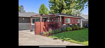746 Hemlock Ct in Central Point, OR - Building Photo - Building Photo
