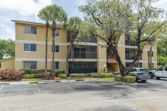 Oakland Forest Club in Oakland Park, FL - Building Photo - Building Photo