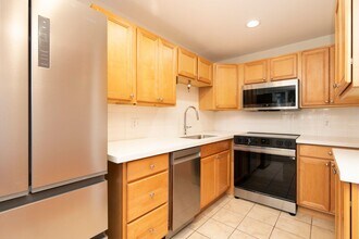 Aqua Terrazza Apartments in Seattle, WA - Foto de edificio - Building Photo