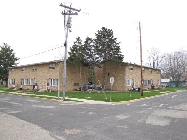 101 W Church St in Orfordville, WI - Foto de edificio