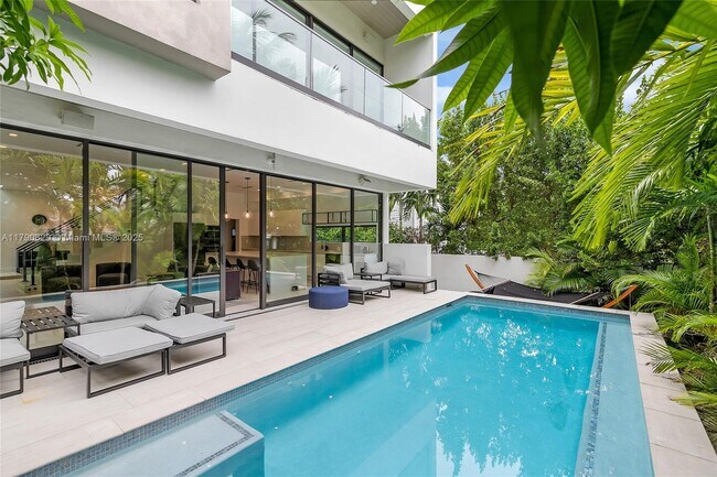 1311 Bay Dr in Miami Beach, FL - Building Photo - Building Photo