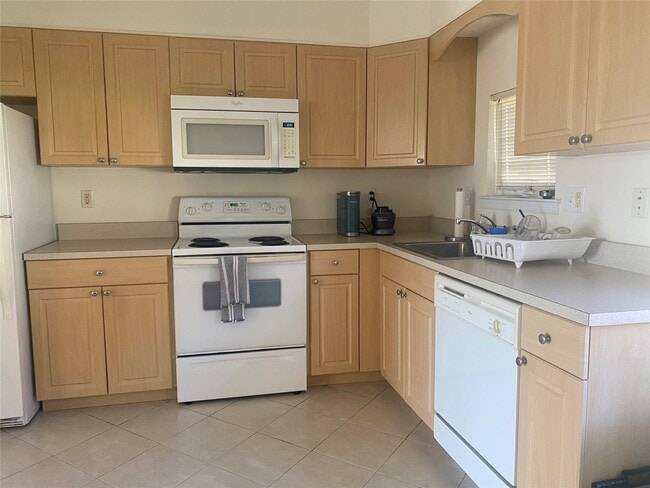 19 Dominick Ct in Lindenhurst, NY - Building Photo - Building Photo