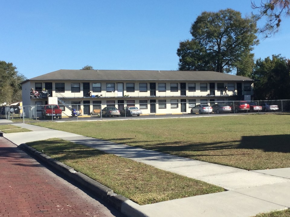 1030 W Walnut St in Lakeland, FL - Building Photo