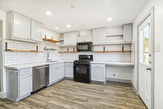 5710 Mid Way in Houston, TX - Building Photo - Building Photo