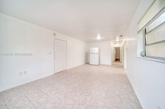 300 NE 143rd St in Miami, FL - Foto de edificio - Building Photo