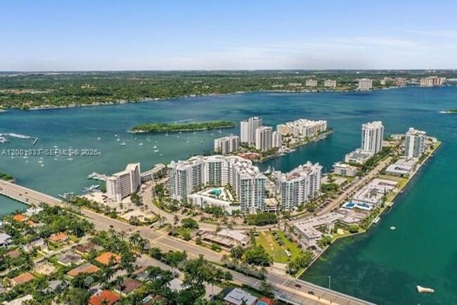 7900 Harbor Island Dr in North Bay Village, FL - Building Photo - Building Photo