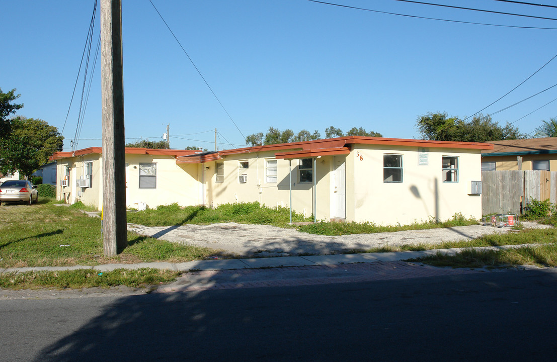 38 SW 6th Ave in Dania, FL - Building Photo