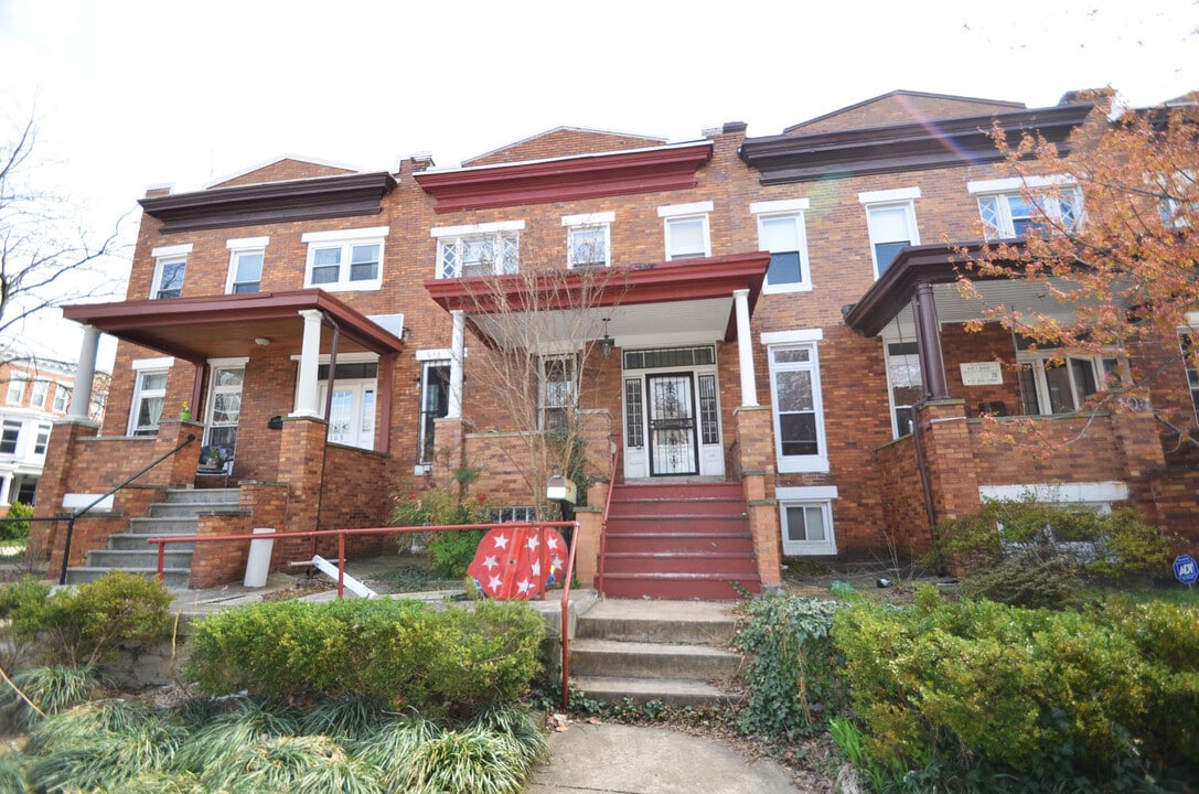 107 E 32nd St in Baltimore, MD - Foto de edificio