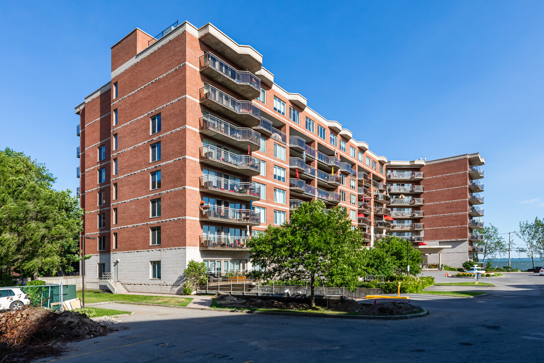 18 Bord-Du-Lac in Pointe-claire, QC - Building Photo