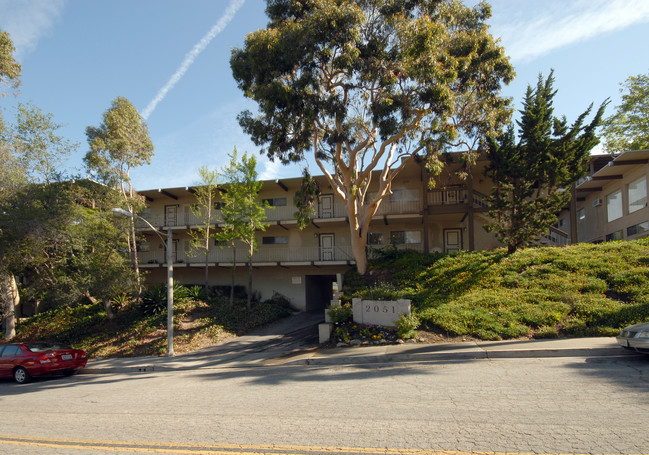 2051 Valderas Dr in Glendale, CA - Foto de edificio - Building Photo