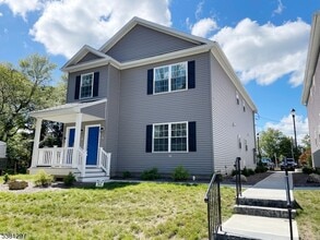 10 Ryerson Rd in Hopatcong, NJ - Foto de edificio - Building Photo
