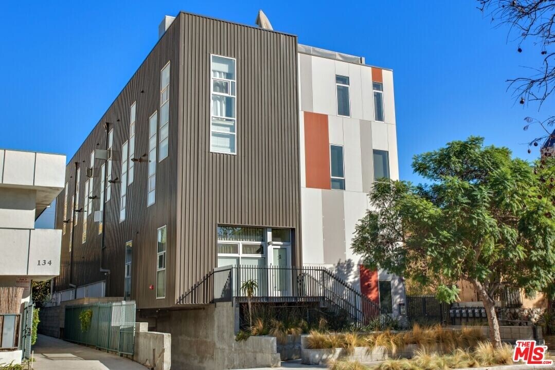 140 S Gramercy Pl in Los Angeles, CA - Building Photo