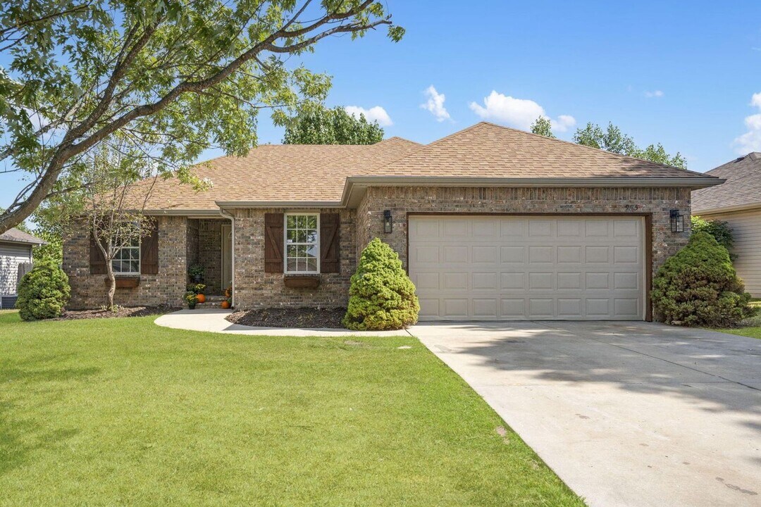 985 W Pembrook Ave in Nixa, MO - Building Photo