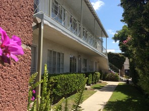 5522 Willow Crest Ave in North Hollywood, CA - Building Photo - Building Photo