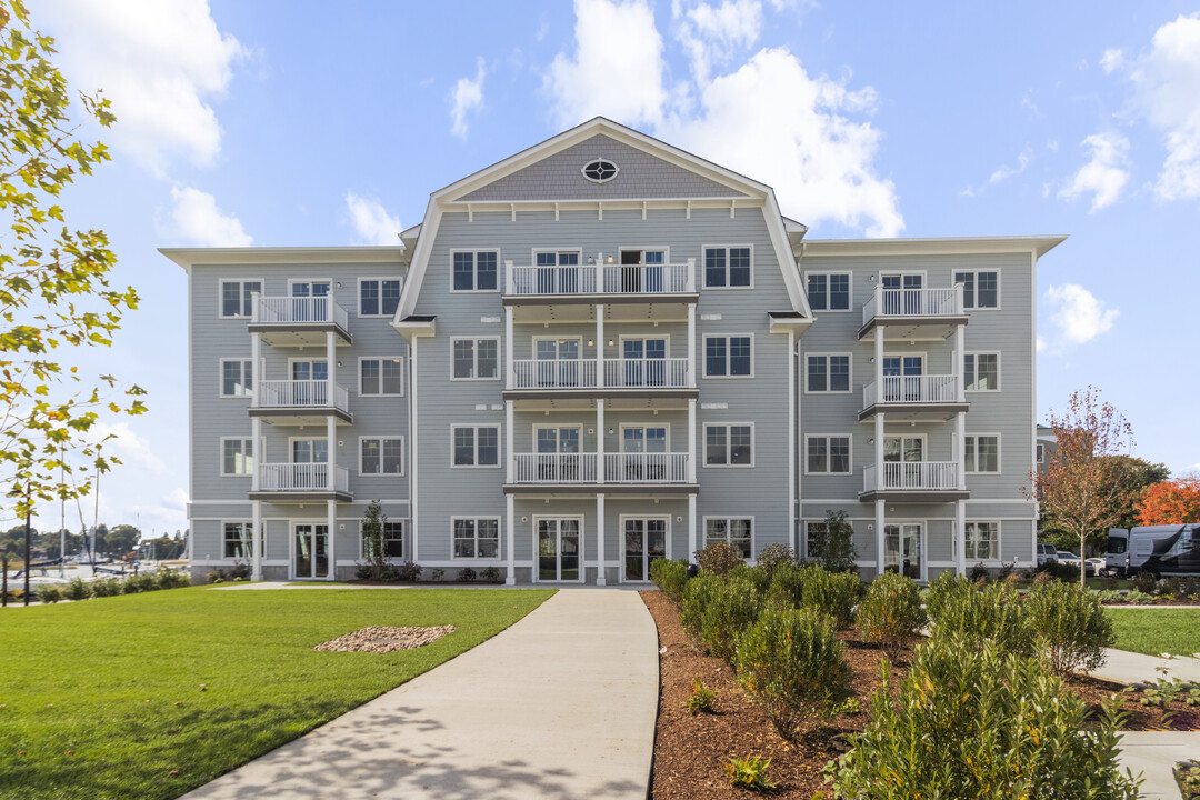 Mariners Landing in Branford, CT - Building Photo