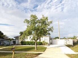 2337 Greenwood St in Deltona, FL - Building Photo