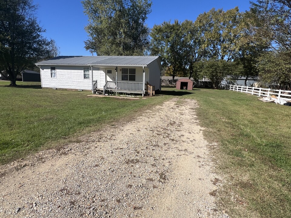 109 Thomas St in Dresden, TN - Building Photo