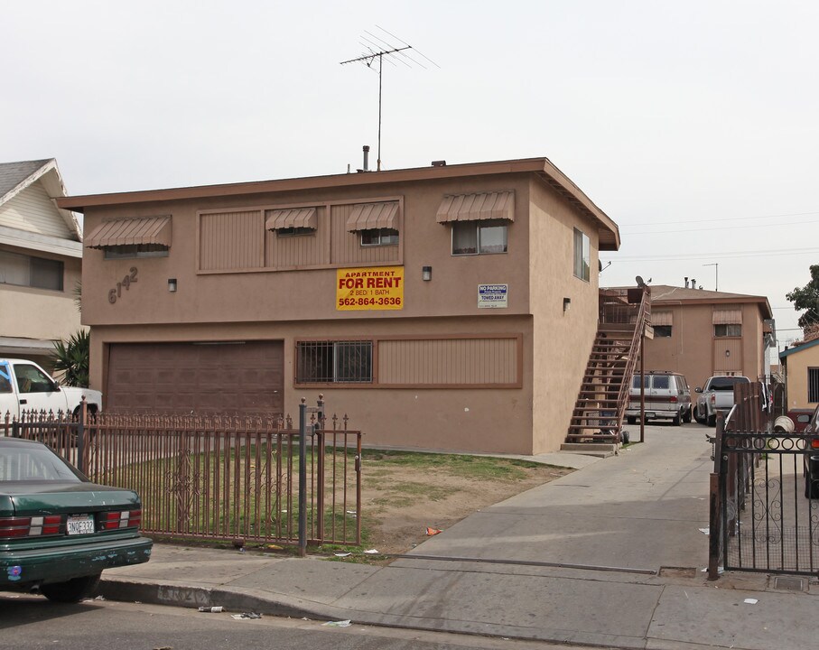 6142 Woodlawn Ave in Maywood, CA - Foto de edificio