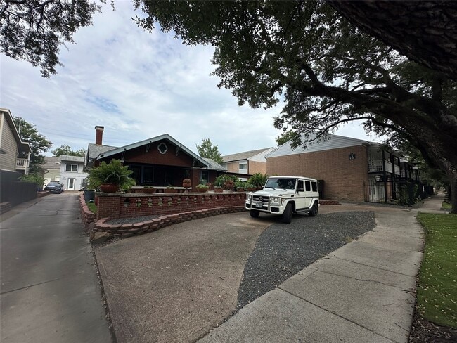 property at 820 Heights Blvd