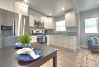4286 S Hobart Blvd in Los Angeles, CA - Building Photo - Building Photo