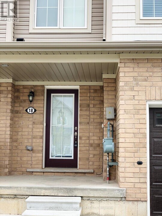 18 Longboat Run W in Brantford, ON - Building Photo